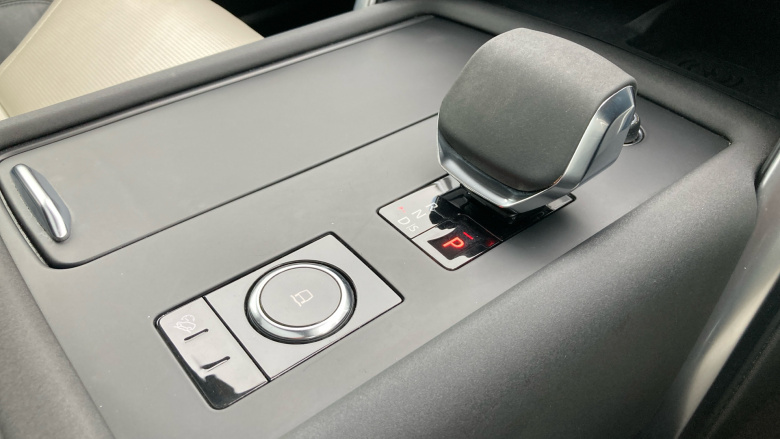 Land Rover Discovery 3.0 D300 Dynamic SE 5dr Auto Diesel Station Wagon